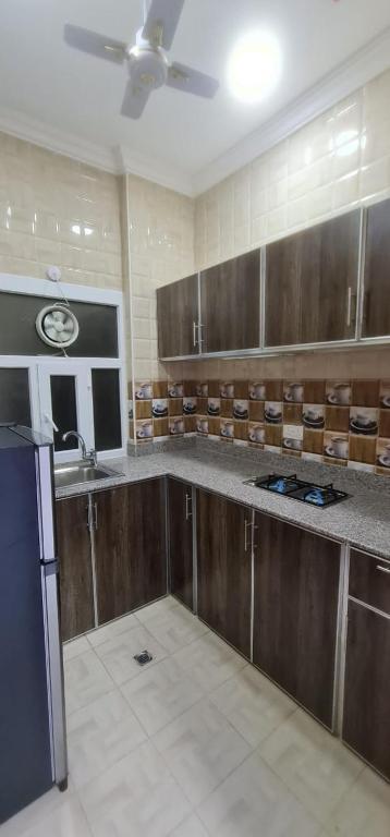 Kuchyň nebo kuchyňský kout v ubytování DHAREEZ BEACH HOTEL