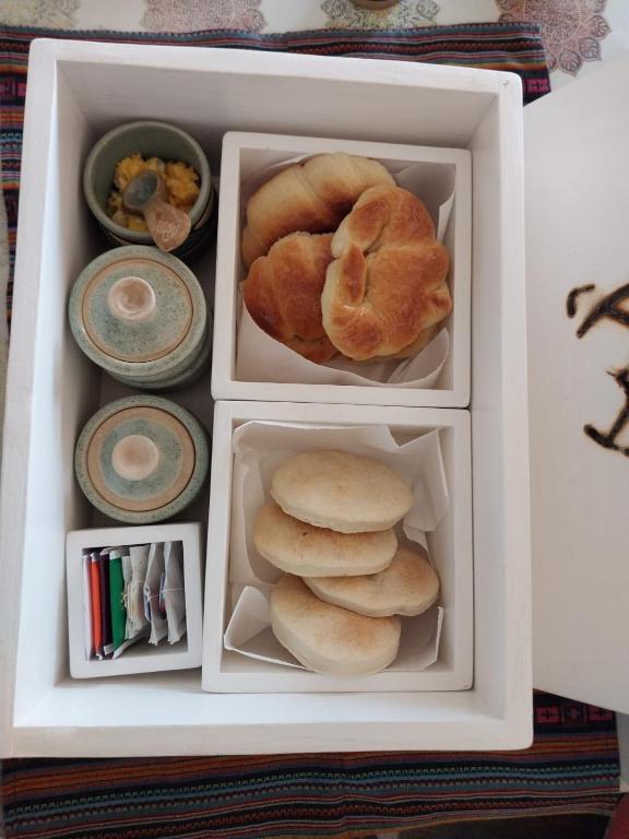 Una lonchera blanca con panecillos y otros alimentos. en Posta Nehuen Cabañas, en Potrerillos