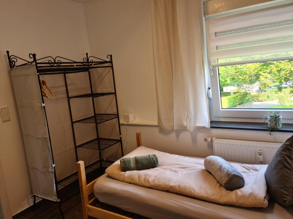 Postel nebo postele na pokoji v ubytování Pilgrims "Bert" moderne Wohnung 2 SZ top wifi