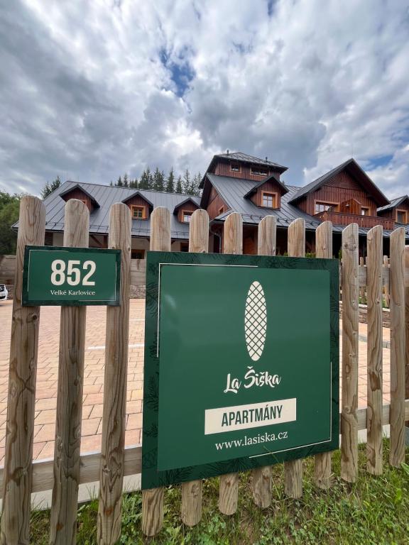Certifikát, hodnocení, plakát nebo jiný dokument vystavený v ubytování Apartmány La Šiška