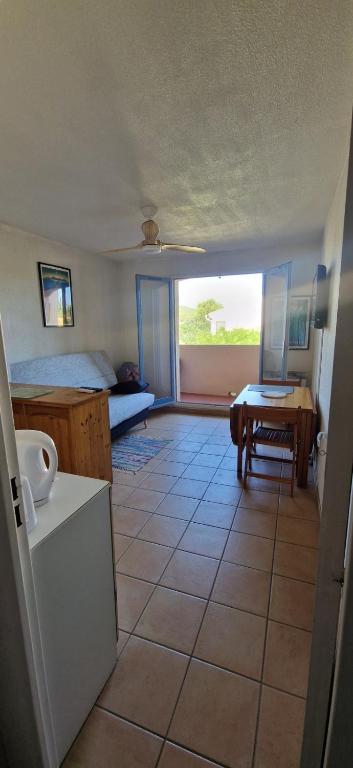 - une chambre avec un lit et une table dans l'établissement Quiet T2 with pool near beach and port, à La Londe-les-Maures