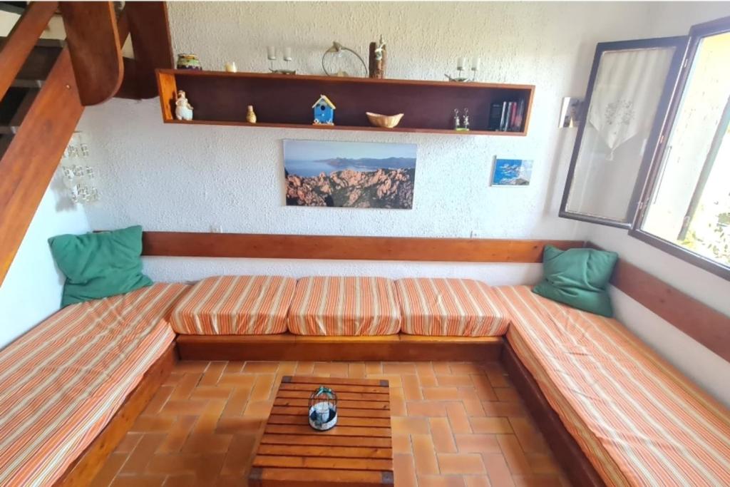 una camera con divano nell'angolo di una stanza di House with pool and tennis court in Porticcio a Grosseto-Prugna