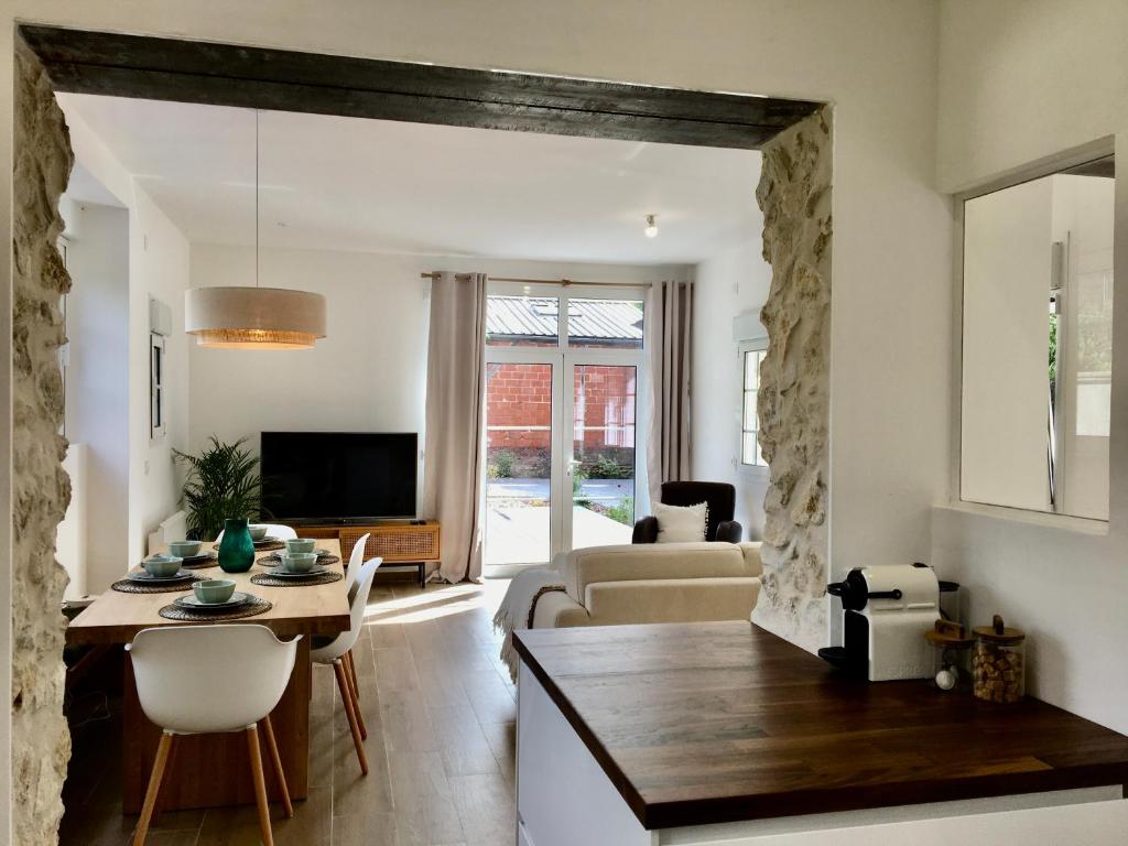 un salon avec une table et une salle à manger dans l'établissement Maison proche Disney & Paris, à Lagny-sur-Marne