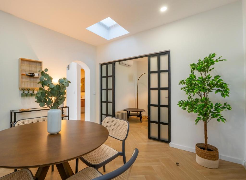 una sala da pranzo con tavolo e sedie di Sintra premium Villa a Sintra