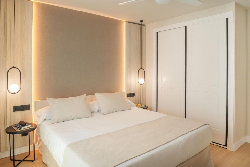 Postel nebo postele na pokoji v ubytování Vita Home Lanzarote I Deluxe Apartments