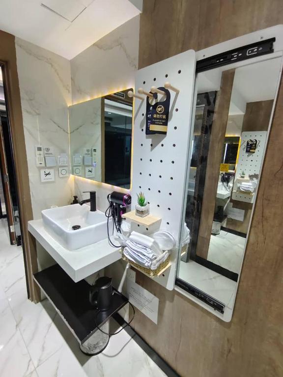 A bathroom at Harbour Hella Inn
