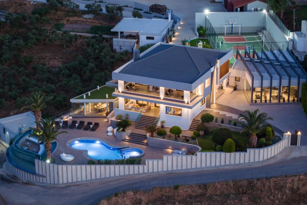The swimming pool at or close to Villa Kalliston