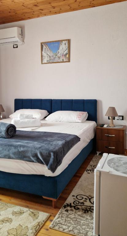 Postel nebo postele na pokoji v ubytování SHENA Guest House