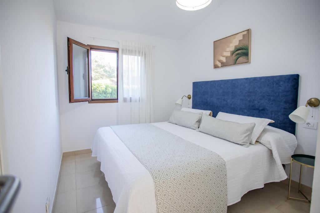 Łóżko lub łóżka w pokoju w obiekcie Deluxe Las Vegas Golf - by Gestión Vacacional Canarias