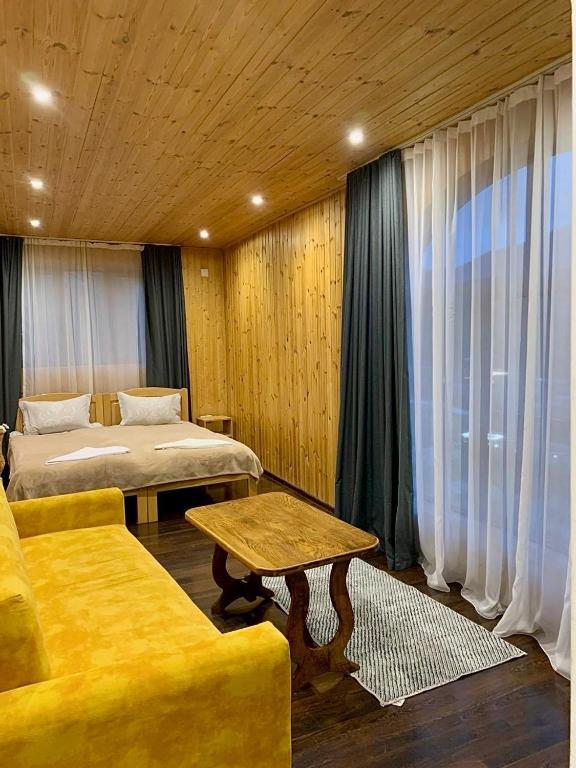 Postel nebo postele na pokoji v ubytování Guest House Keti Margiani Mestia