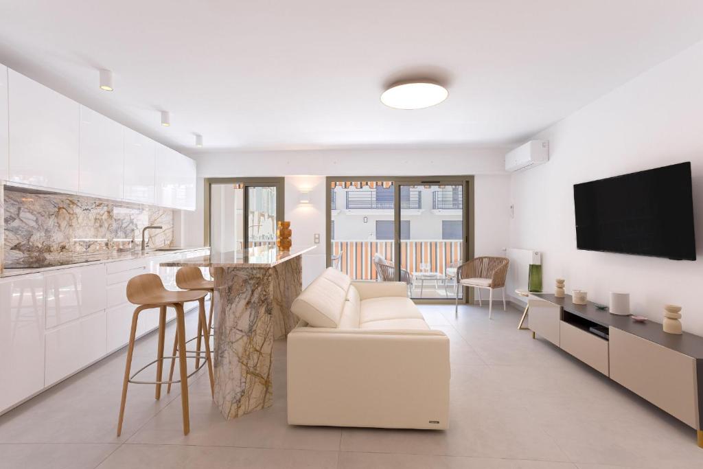 une cuisine et un salon avec un canapé et une télévision dans l'établissement 7 Pradignac Full 3bdrs by Halldis, à Cannes