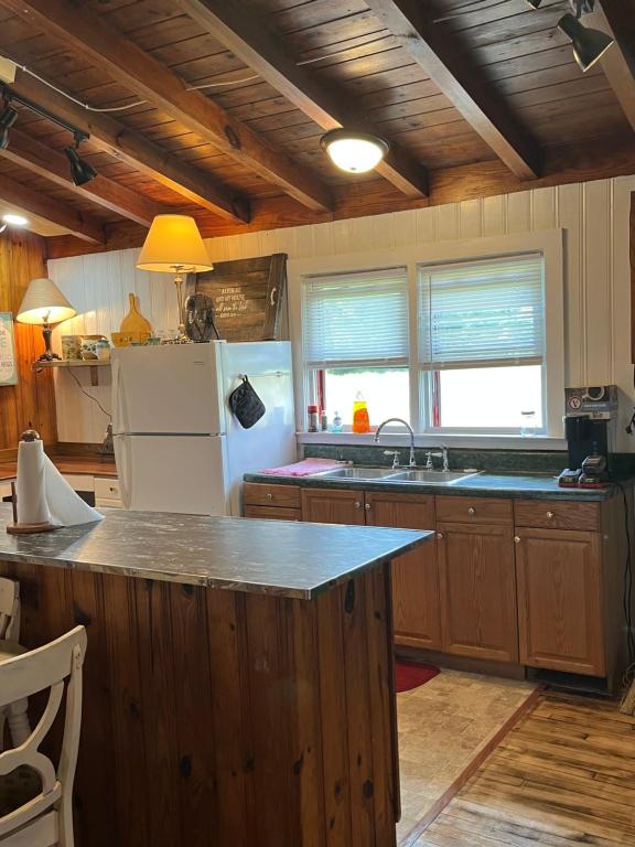 Η κουζίνα ή μικρή κουζίνα στο Farm Cabin