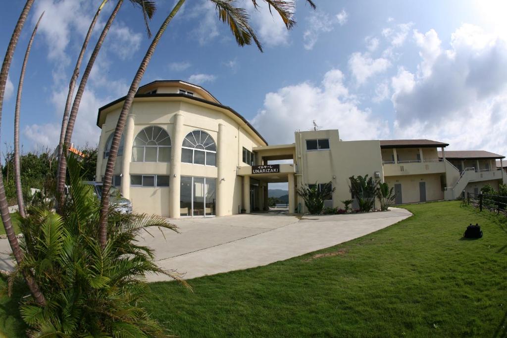 un grande edificio bianco con cupola di Ilmare Unarizaki a Iriomote