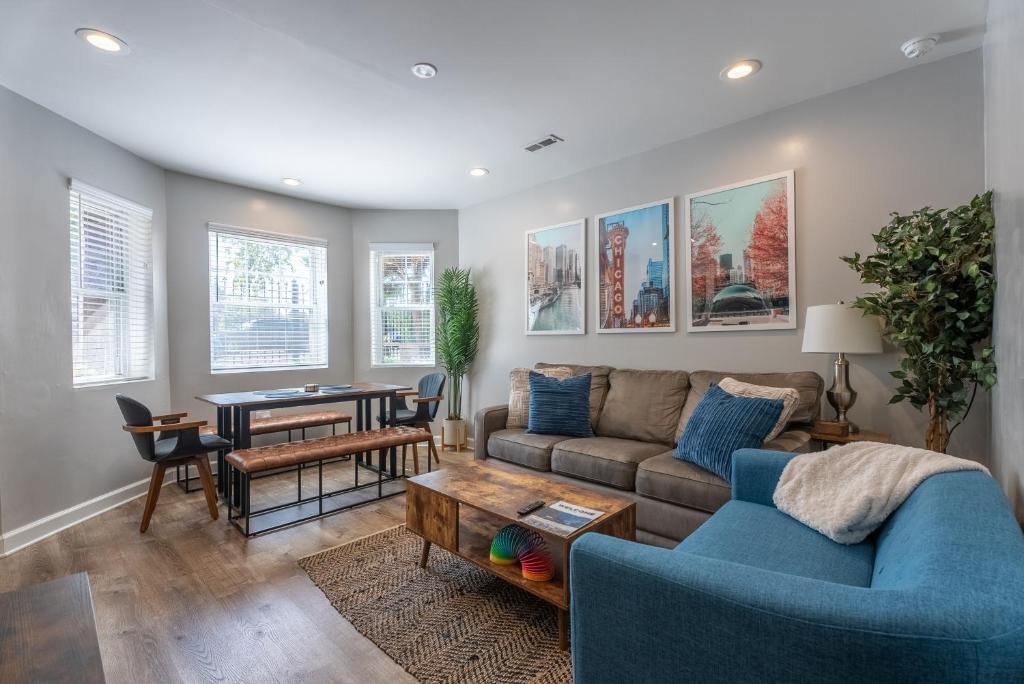 Posezení v ubytování Stylish & Bright Gem Overlooks Lovely Park with Great Amenities