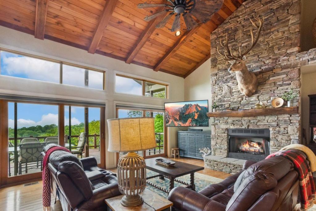 ein Wohnzimmer mit einem Steinkamin in der Unterkunft Long View in Beech Mountain