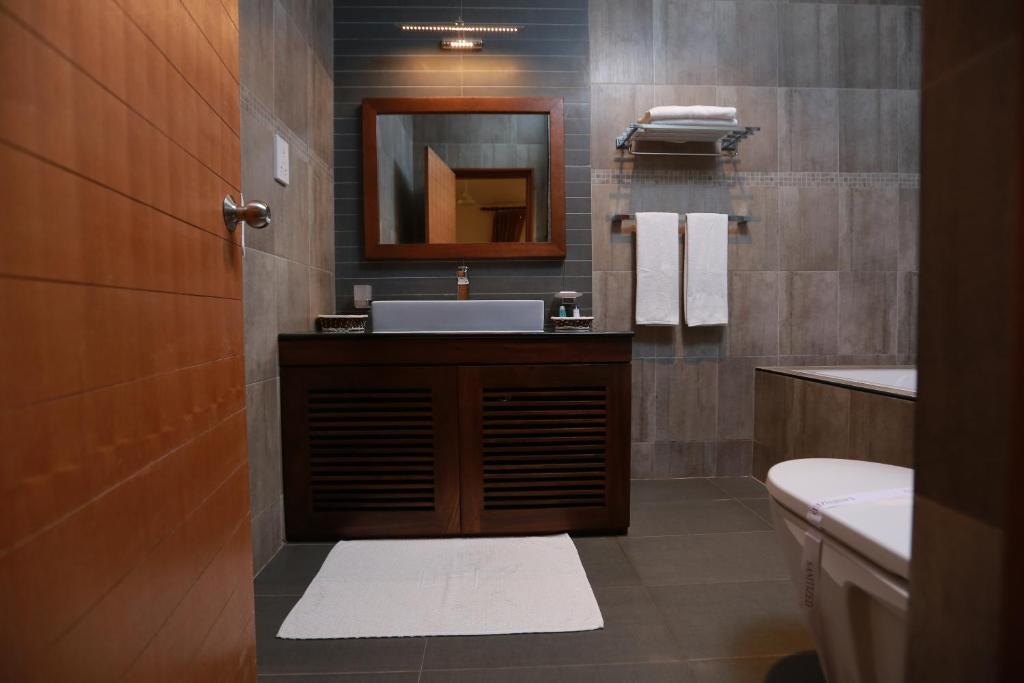 Bilik mandi di Refresh Hotel Hikkaduwa