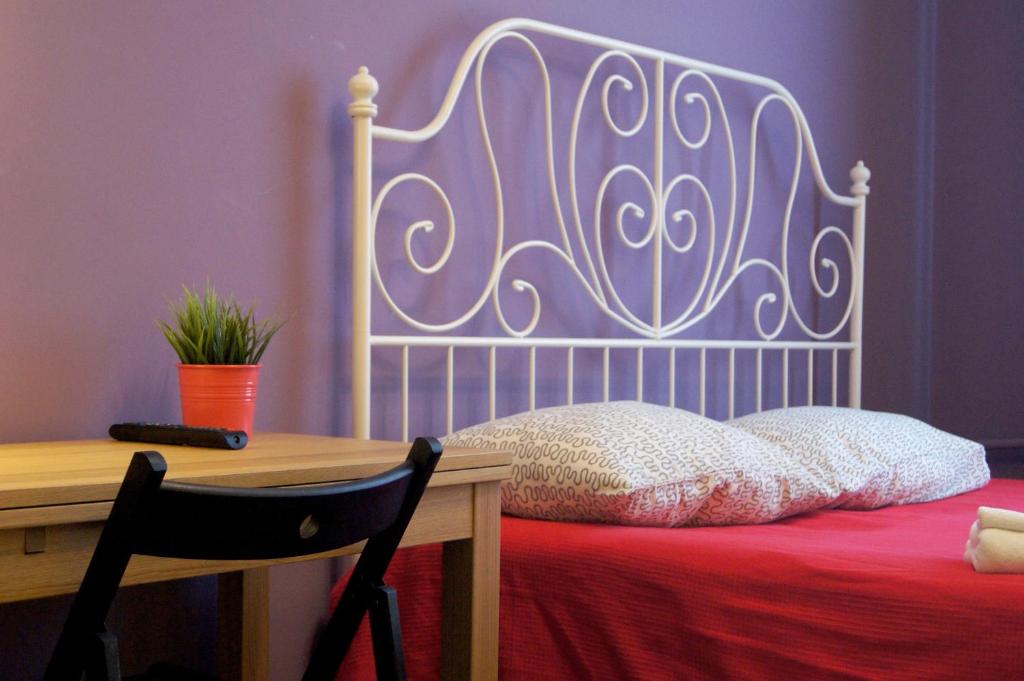1 dormitorio con 1 cama y escritorio con silla en Mini-Hotel Spi Zdes en Khabarovsk