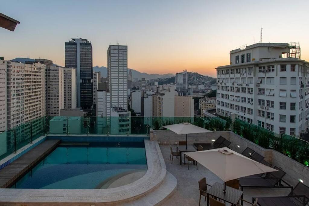 una piscina en la azotea de un edificio en Flat Moderno no Coração do Rio, en Río de Janeiro
