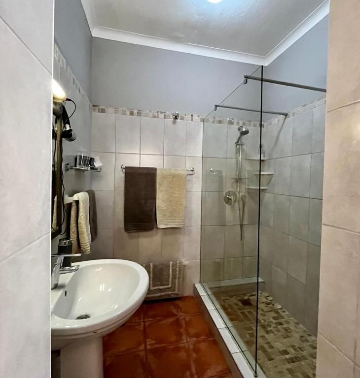The Secret Garden Guesthouse - Standard Queen Room - 1