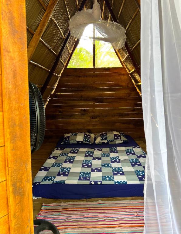 Postel nebo postele na pokoji v ubytování Camping Babsita-TIPI und Hütten und Stellplätze für Zelt und Camper direkt am Meer und See