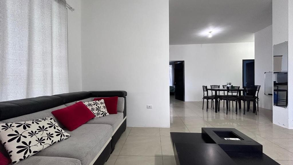 een woonkamer met een bank en een tafel bij Casa independiente in Bahía de la Academia