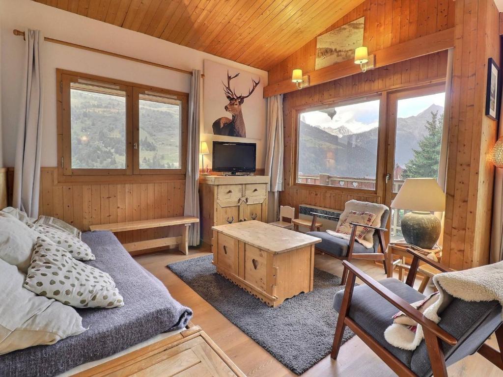 un salon avec un canapé et une table dans une pièce dans l'établissement Grand 3 pièces avec balcon sud, Méribel - FR-1-182-192, à Les Allues