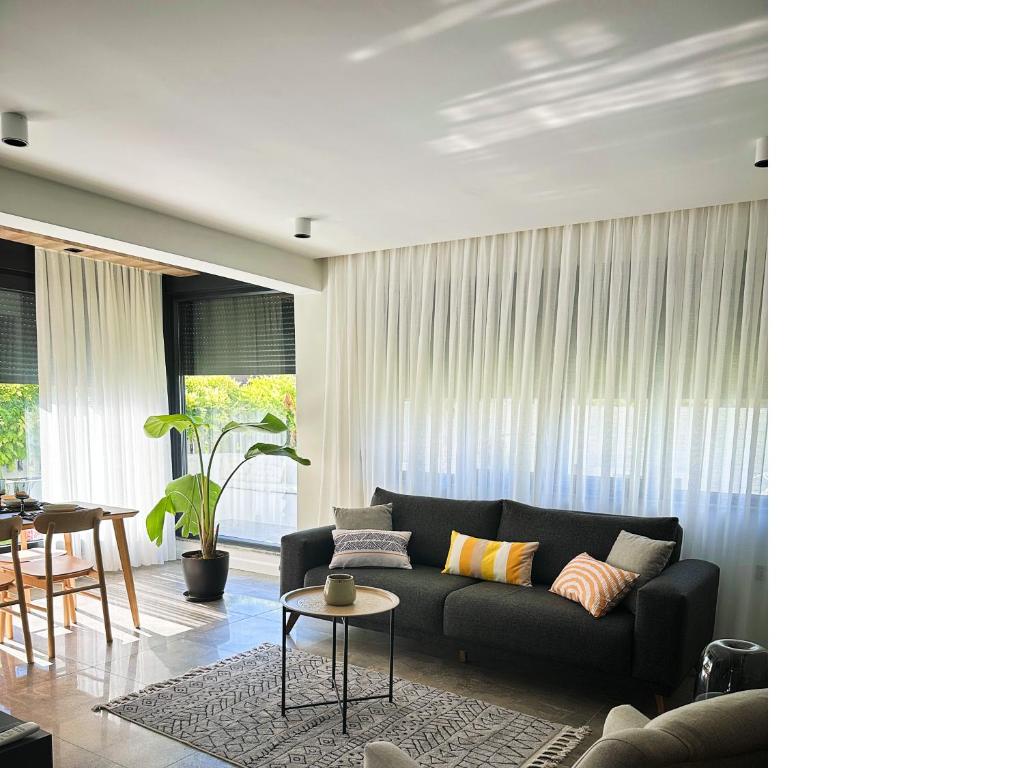 لابی و فضای عمومی Leos Apartments 1 with Garden near to Beach - تصویر ۵