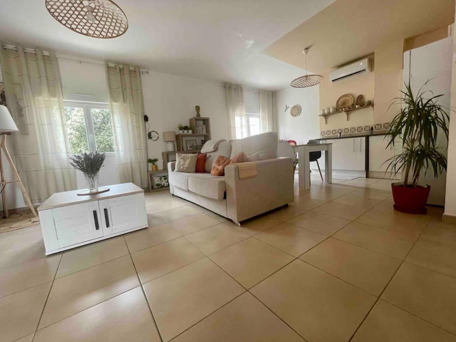 una sala de estar con un sofá y una mesa en T2 refait à neuf Calme et agréable, en Narbona