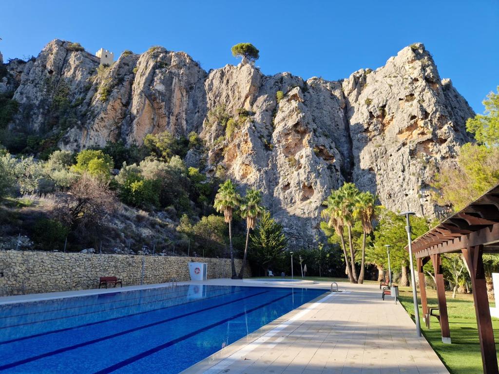 una piscina con una montaña al fondo en Cases Noves - Boutique Accommodation - Adults Only, en Guadalest