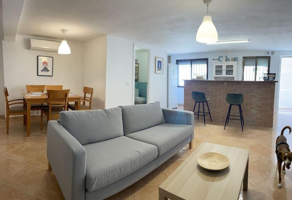 un soggiorno con divano e sala da pranzo di Neruka House a Torremolinos