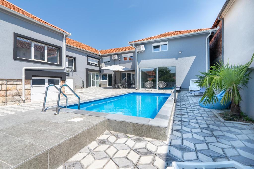 Bazén v ubytování Aleks apartmani nebo v jeho okolí