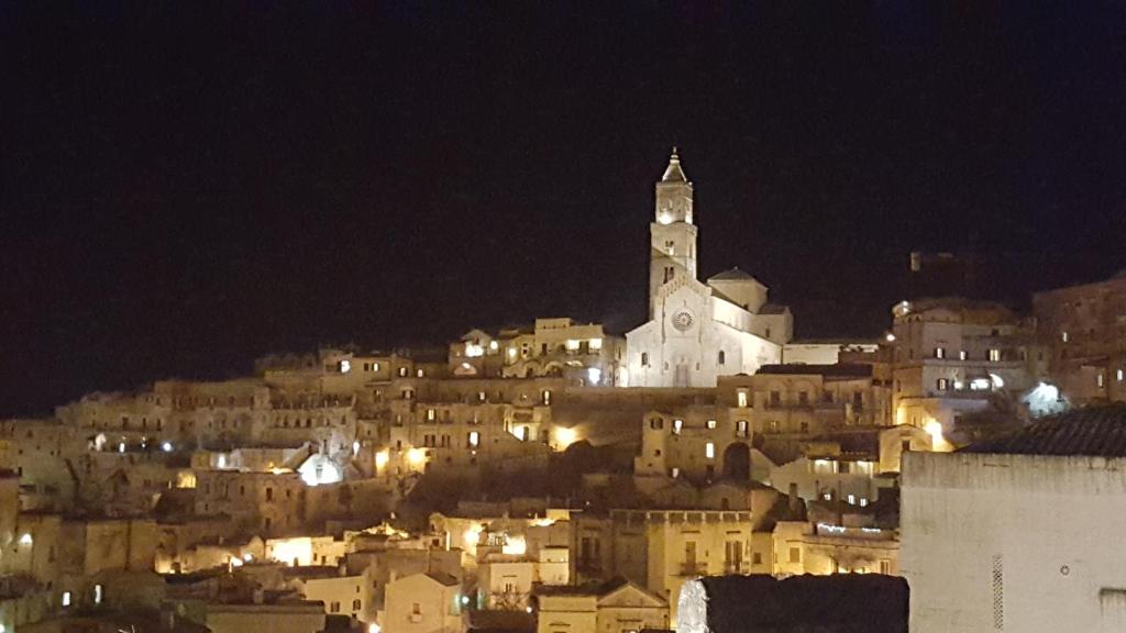 - une vue sur une ville la nuit avec une église dans l'établissement Casa Il Gufo e la Pupa, à Matera