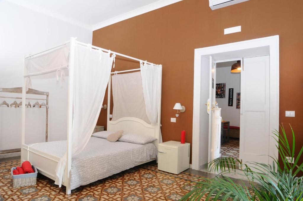 sypialnia z łóżkiem z baldachimem w obiekcie Napul'art w mieście Napoli