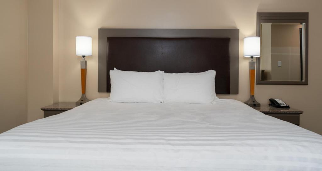 Postel nebo postele na pokoji v ubytování Prestige Oceanview Hotel Prince Rupert