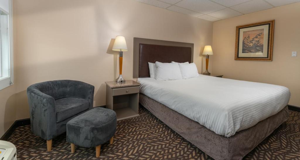 Postel nebo postele na pokoji v ubytování Prestige Oceanview Hotel Prince Rupert