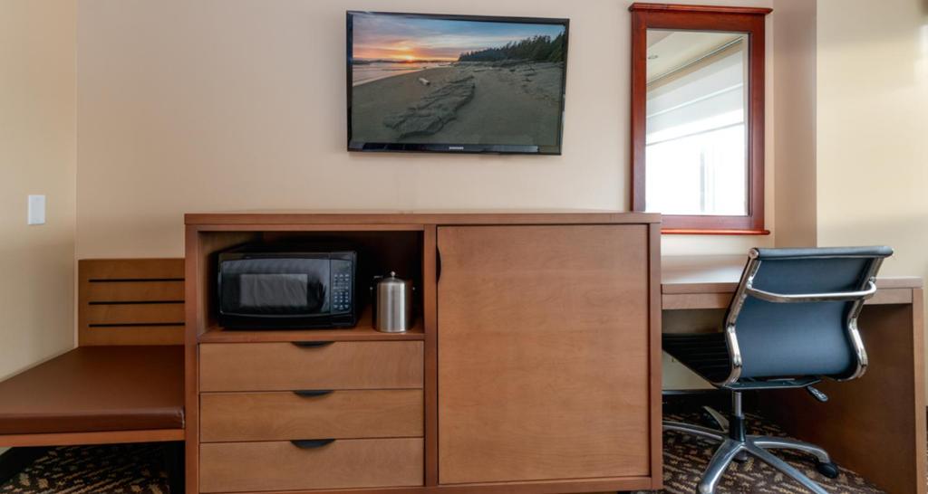 TV a/nebo společenská místnost v ubytování Prestige Oceanview Hotel Prince Rupert
