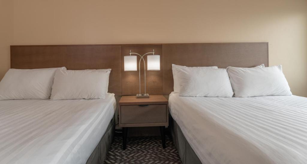 Postel nebo postele na pokoji v ubytování Prestige Oceanview Hotel Prince Rupert