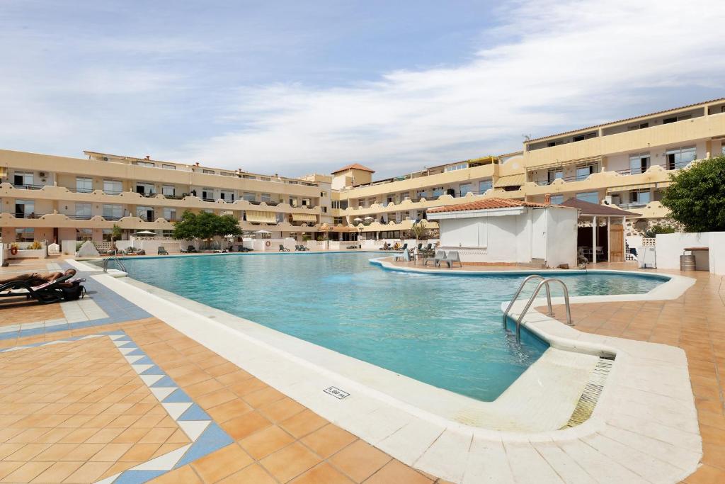 アデへにあるApartmento Palace Playa Paraisoの建物の真ん中にあるプール