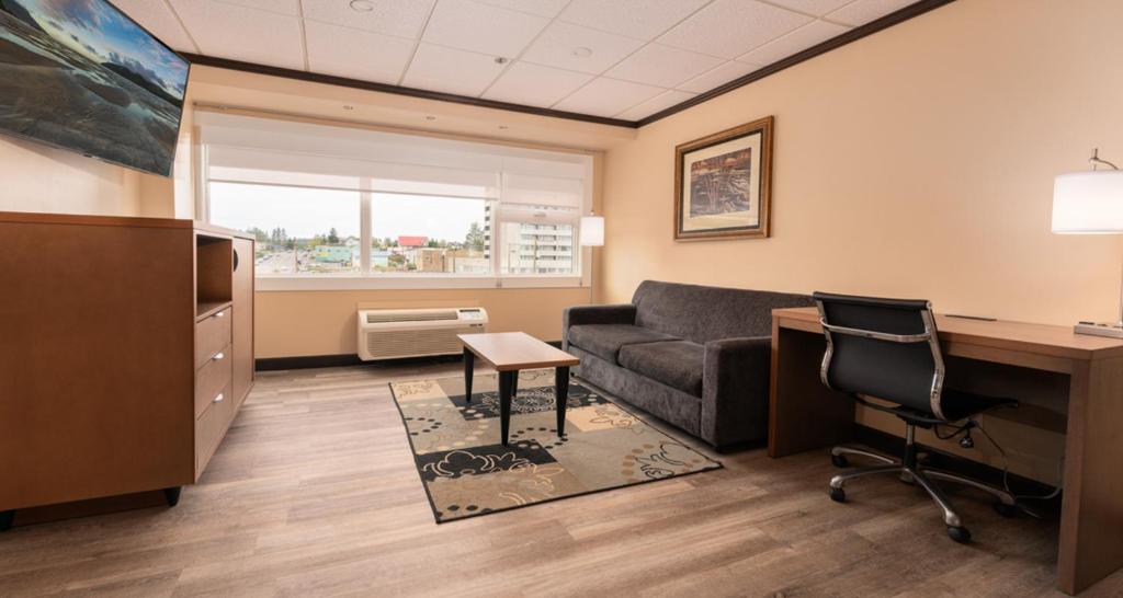 TV a/nebo společenská místnost v ubytování Prestige Oceanview Hotel Prince Rupert