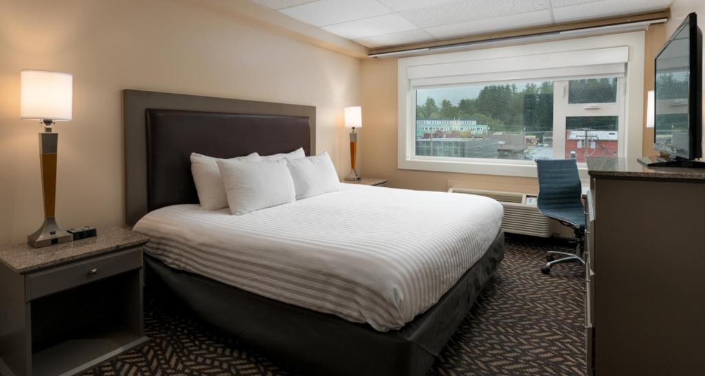 Postel nebo postele na pokoji v ubytování Prestige Oceanview Hotel Prince Rupert