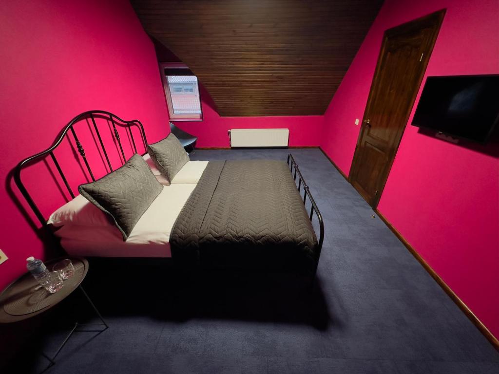 Postel nebo postele na pokoji v ubytování Broken bed hootel