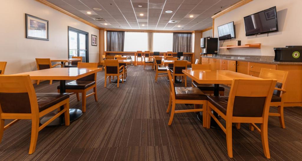 TV a/nebo společenská místnost v ubytování Prestige Oceanview Hotel Prince Rupert