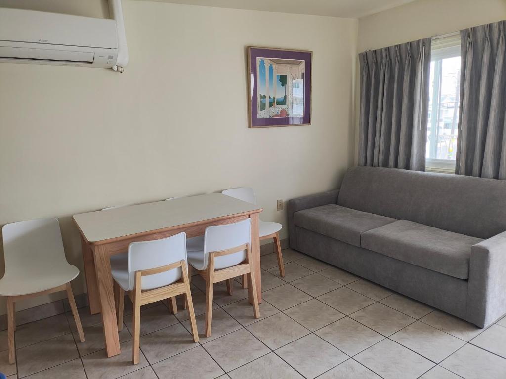 Posezení v ubytování Condor Motel - Beach Block