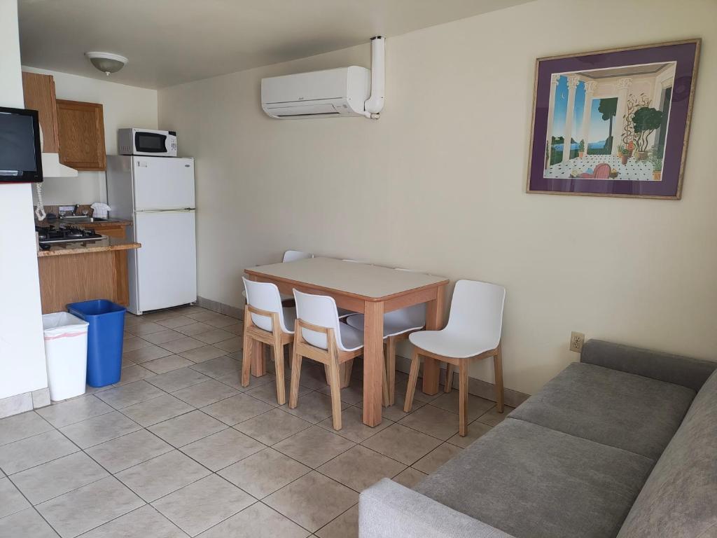 Kuchyň nebo kuchyňský kout v ubytování Condor Motel - Beach Block