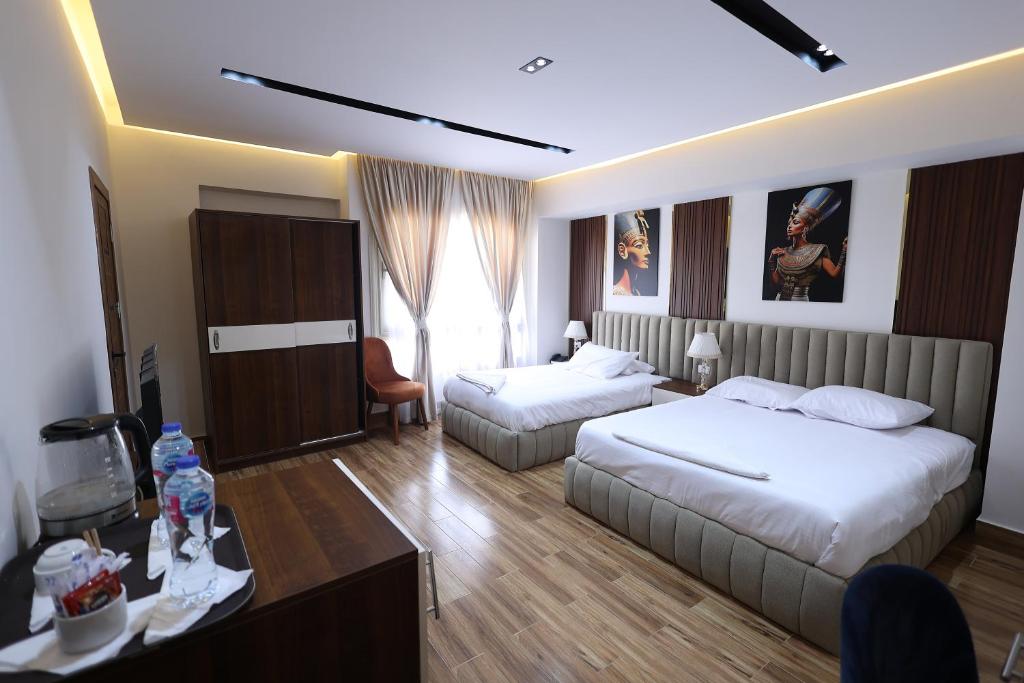 Postel nebo postele na pokoji v ubytování Pyramids Sunshine Hotel
