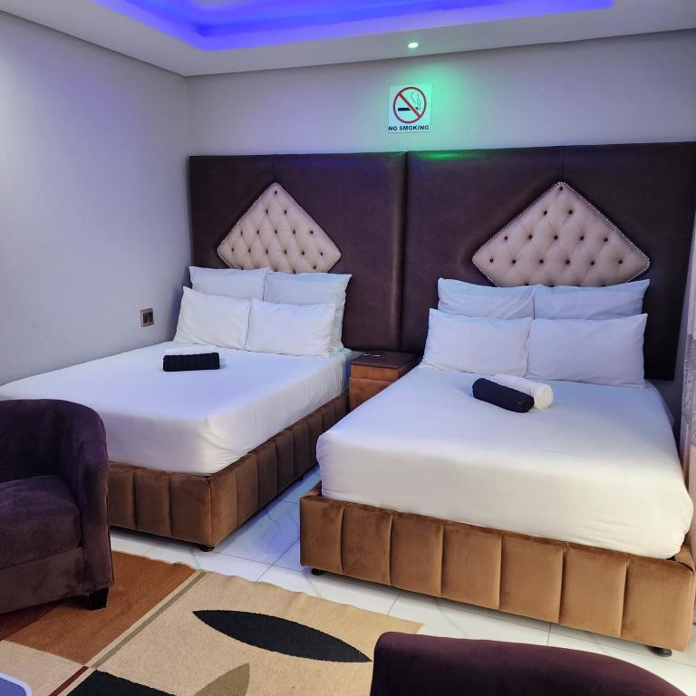 two beds in a hotel room with two at Duplessis Lodge in Kempton Park
