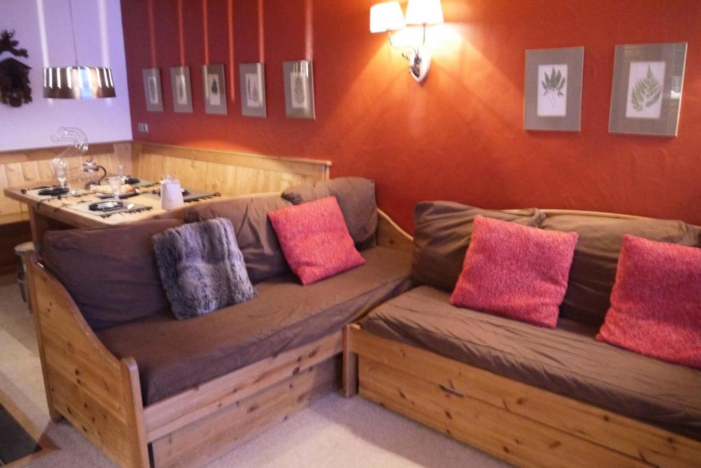 - un canapé avec des oreillers colorés dans l'établissement Résidence Plein Soleil - PLEIN SOLEIL 810 MAE-4291, à Les Allues