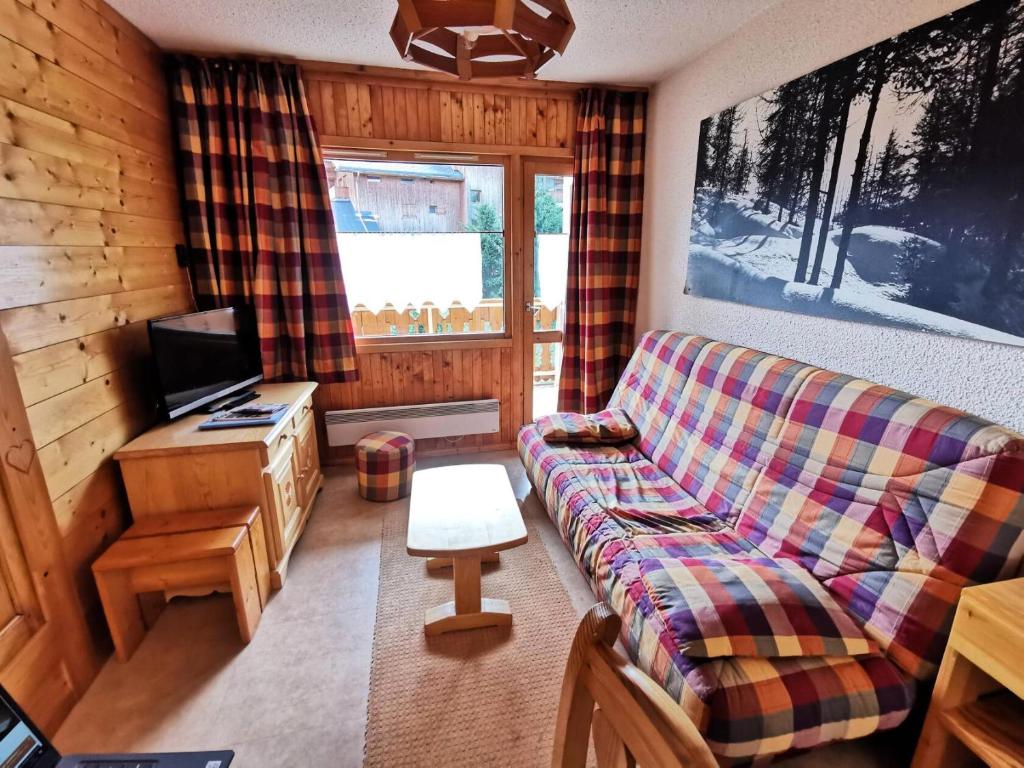 un salon avec un canapé et une télévision dans l'établissement Résidence Vanoise - VANOISE 41 MAE-4191, à Les Allues