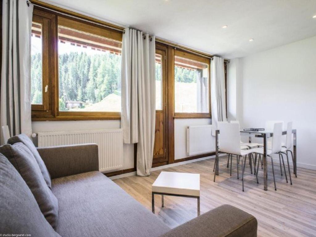 un salon avec un canapé et une table dans l'établissement Résidence Le Makalu - Résidence LE MAKALU N°11 MAE-4731, à La Plagne Tarentaise