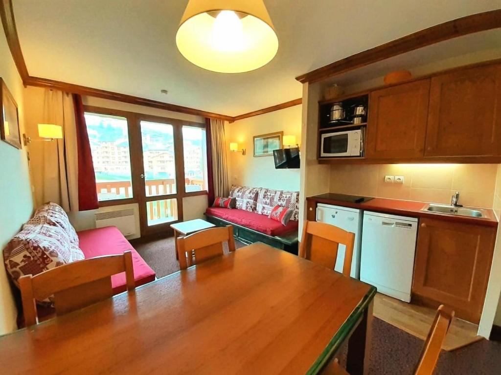 une cuisine et un salon avec une table et un canapé dans l'établissement Résidence Le Mont Soleil B - Résidence MONT SOLEIL B N°B510 MAE-5011, à La Plagne Tarentaise